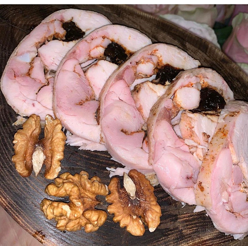 Мясные продукты и колбасные изделия (из говядины, свинины, птицы).