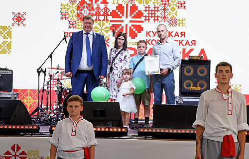 На Курской Коренской ярмарке вручили сертификаты на туристические поездки семьям участников СВО